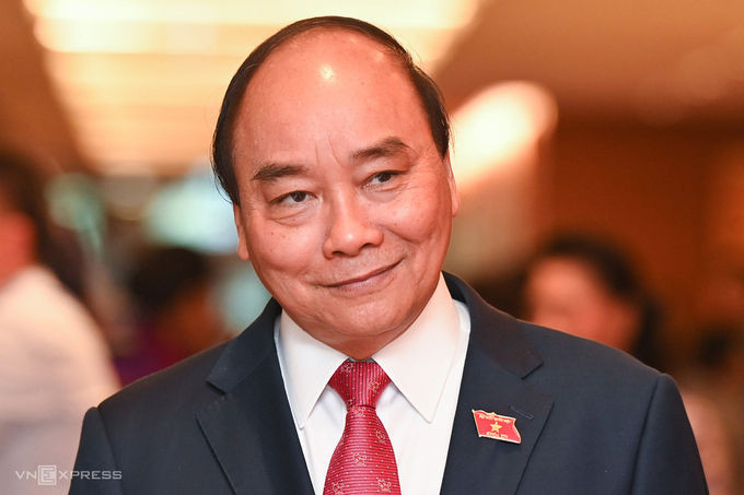 Thủ tướng Nguyễn Xuân Phúc bên hành lang Quốc hội. Ảnh: Giang Huy