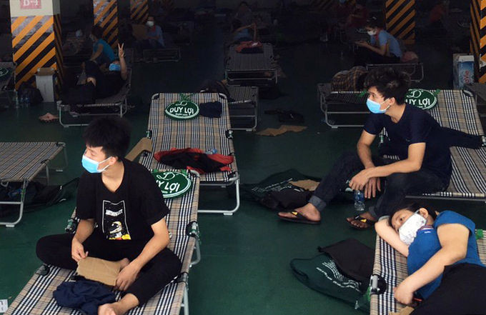 Công nhân được xắp xếp chỗ nghỉ trong hầm để xe của nhà máy. Ảnh: An Phương.