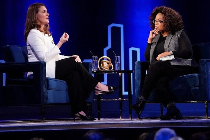 Melinda Gates (trái) trò chuyện với Oprah Winfrey trên sân khấu trong buổi ghi hình ở Manhattan, New York, hồi tháng 2/2019. Ảnh: Reuters