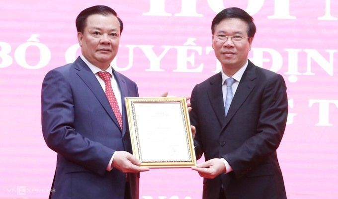 Thường trực Ban Bí thư Võ Văn Thưởng trao quyết định của Bộ Chính trị phân công ông Đinh Tiến Dũng giữ chức Bí thư Thành ủy Hà Nội, sáng 3/4. Ảnh: Ngọc Thành