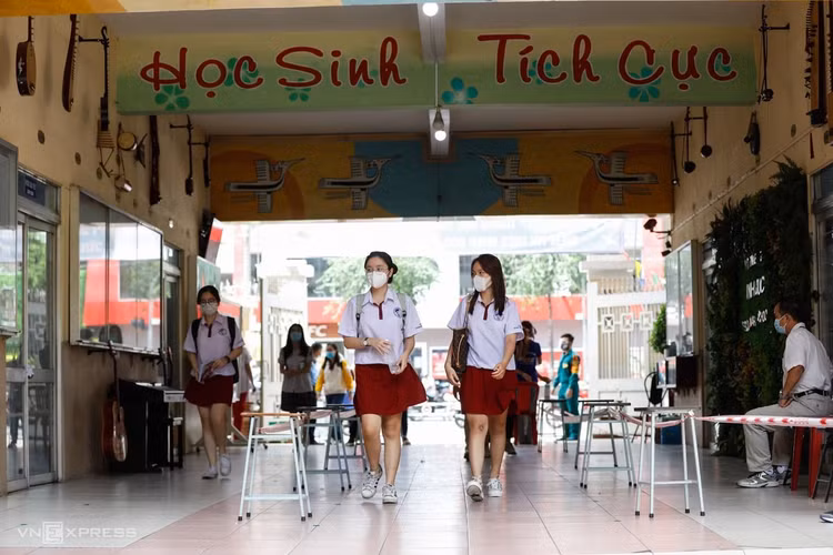 Thí sinh TP HCM trong ngày thi đầu tiên ảnh 2