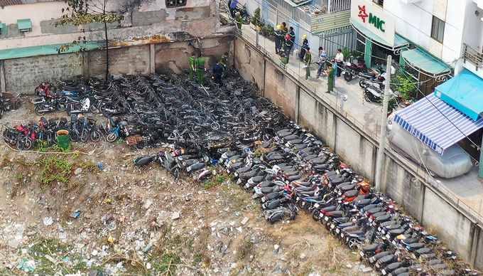 Hàng chục xe cháy trơ khung bằng một góc trong bãi giữ xe CSGT TP Thủ Đức, sáng 31/1. Ảnh: Quỳnh Trần.