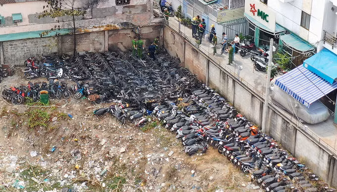 Hơn 70 xe máy trong bãi giữ CSGT Thủ Đức bị cháy rụi ảnh 1 Hàng chục xe cháy trơ khung bằng một góc trong bãi giữ xe CSGT TP Thủ Đức, sáng 31/1. Ảnh: Quỳnh Trần.