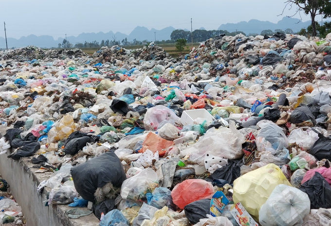 Hàng tấn rác ùn ứ tại địa bàn thị trấn Đại Nghĩa, huyện Mỹ Đức cuối tháng 12/2020. Ảnh: Anh Tuấn.