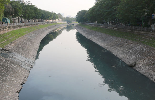 Hơn 10 năm qua, nhiều đề xuất được đưa ra nhưng chất lượng nước sông Tô Lịch vẫn còn ô nhiễm nặng. Ảnh: Tất Định.