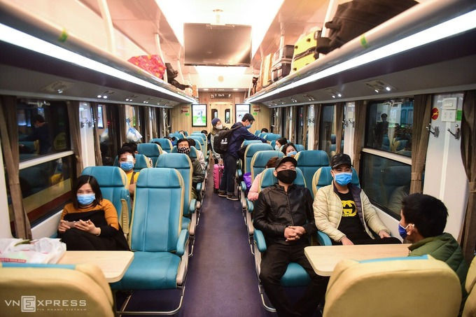 Hành khách đi tàu vắng vẻ trong thời điểm dịch covid tháng 4/2020. Ảnh: Giang Huy.