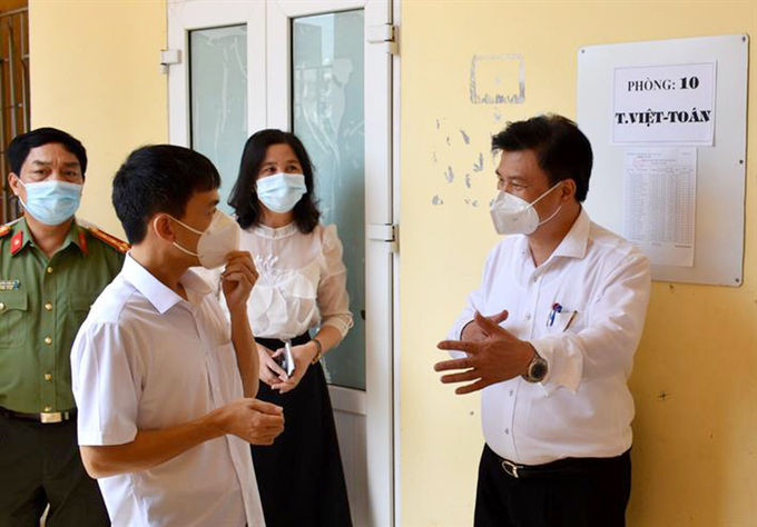 Thứ trưởng Nguyễn Hữu Độ kiểm tra công tác chuẩn bị cho kỳ thi tốt nghiệp THPT tại Hải Dương hôm 28/6. Ảnh: MOET.