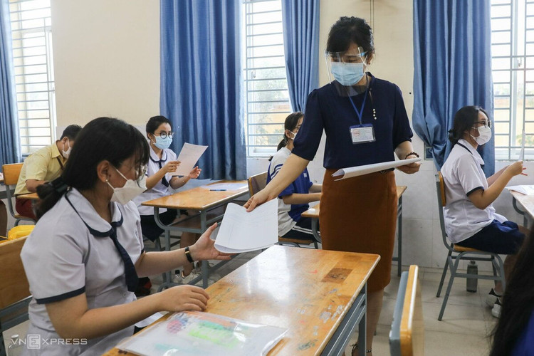 Thí sinh TP HCM trong ngày thi đầu tiên ảnh 5