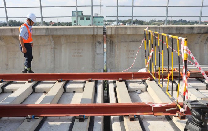 Kỹ sư kiểm tra ở vị trí bị sự cố tại trụ P14-10 hồi tháng 11/2020. Ảnh: Quỳnh Trần.