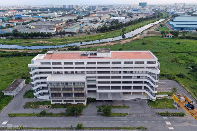 Depot Tham Lương, quận 12, gồm 6 tầng nổi và một tầng hầm tương lai làm văn phòng điều hành, bãi đỗ và nơi sữa chữa tàu. Ảnh:Hữu Khoa.