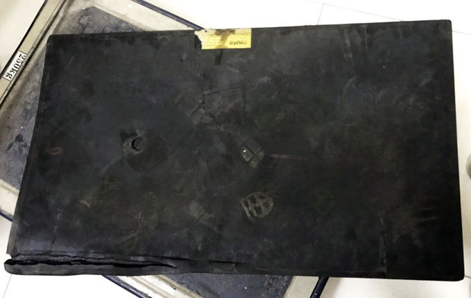 Gối cao su tại trụ cầu khu vực giữa ngã tư Thủ Đức và Bình Thái được tháo dỡ ra ngoài sau khi phát hiện xê dịch. Ảnh: Phạm Quỳnh.