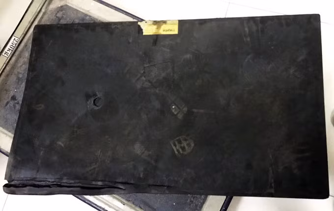 Gối cao su tại trụ cầu khu vực giữa ngã tư Thủ Đức và Bình Thái được tháo dỡ ra ngoài sau khi phát hiện xê dịch. Ảnh: Phạm Quỳnh.