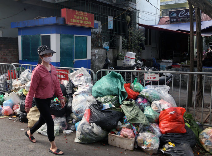 Rác tồn đọng trên đường Đỗ Đức Dục, quận Nam Từ Liêm hồi cuối tháng 12/2020. Ảnh; Anh Chiến.