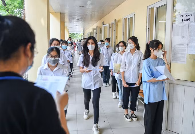 Sĩ tử cả nước thi bài tổ hợp và Ngoại ngữ ảnh 2 Thí sinh Hà Nội xếp hàng giãn cách, nghe giám thị gọi tên lần lượt để vào phòng thi, sáng 7/7. Ảnh: Giang Huy