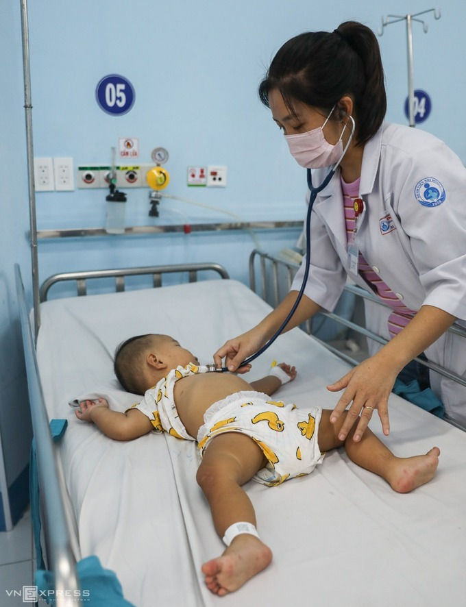 Bé trai 12 tháng tuổi mắc tay chân miệng nặng, điều trị tại Bệnh viện Nhi đồng 1, cuối năm 2020. Ảnh: Quỳnh Trần.