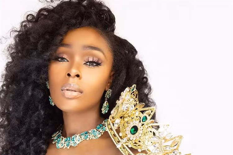 Khoảnh khắc tân Hoa hậu Hòa bình Thế giới gục ngã khi đăng quang - 13