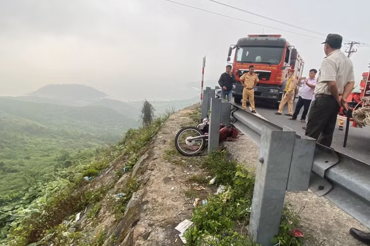 Nam thanh niên gặp nạn ở đèo Hải Vân, nằm suốt 3 tiếng dưới vực sâu 30m - 1