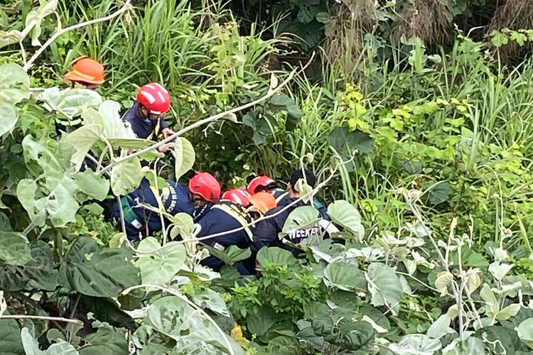 Nam thanh niên gặp nạn ở đèo Hải Vân, nằm suốt 3 tiếng dưới vực sâu 30m - 2