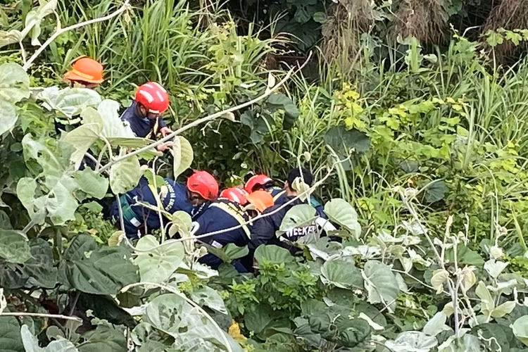 Nam thanh niên gặp nạn ở đèo Hải Vân, nằm suốt 3 tiếng dưới vực sâu 30m - 2