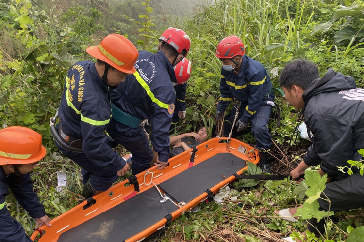 Nam thanh niên gặp nạn ở đèo Hải Vân, nằm suốt 3 tiếng dưới vực sâu 30m - 3