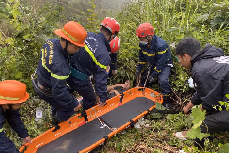 Nam thanh niên gặp nạn ở đèo Hải Vân, nằm suốt 3 tiếng dưới vực sâu 30m - 3