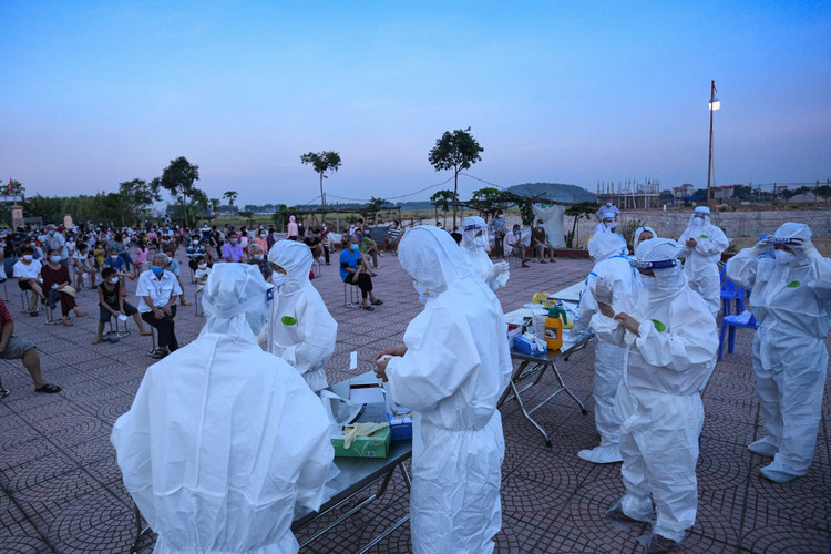 Những người hùng 'dép tổ ong' ở tâm dịch Bắc Ninh ảnh 1