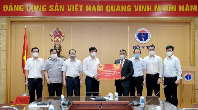 Quy vaccine tiep nhan them hon 1.000 ty dong va hien vat anh 1