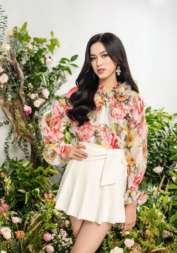 Hoa hậu Đỗ Thị Hà đẹp tựa 'nàng thơ', khoe đôi chân dài thẳng tắp - ảnh 4