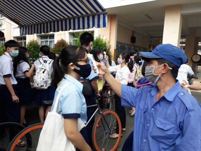 Ðầu tàu đi trong bão - ảnh 2