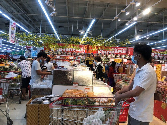 Tết dương lịch: Siêu thị 'nườm nượp' khách, trung tâm thương mại vắng người - ảnh 11