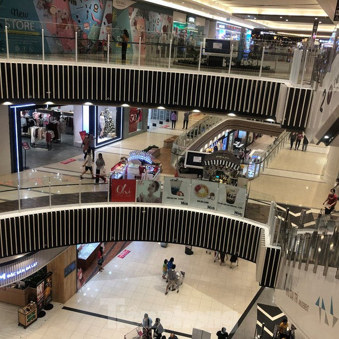 Tết dương lịch: Siêu thị 'nườm nượp' khách, trung tâm thương mại vắng người - ảnh 18