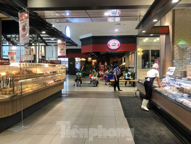 Tết dương lịch: Siêu thị 'nườm nượp' khách, trung tâm thương mại vắng người - ảnh 17
