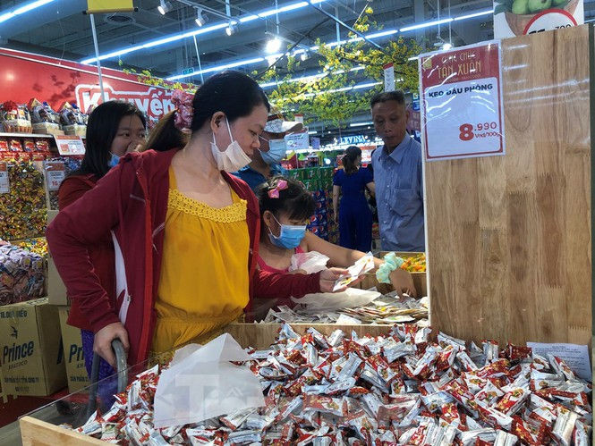 Tết dương lịch: Siêu thị 'nườm nượp' khách, trung tâm thương mại vắng người - ảnh 8