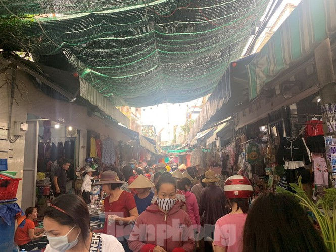 Tết dương lịch: Siêu thị 'nườm nượp' khách, trung tâm thương mại vắng người - ảnh 1