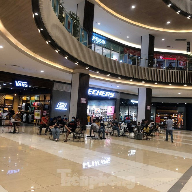 Tết dương lịch: Siêu thị 'nườm nượp' khách, trung tâm thương mại vắng người - ảnh 13