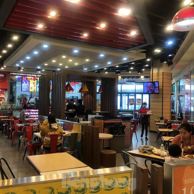 Tết dương lịch: Siêu thị 'nườm nượp' khách, trung tâm thương mại vắng người - ảnh 20