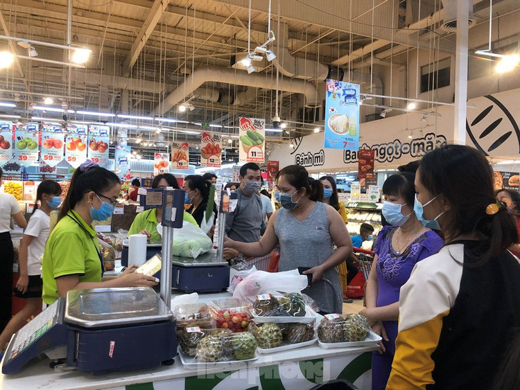 Tết dương lịch: Siêu thị 'nườm nượp' khách, trung tâm thương mại vắng người - ảnh 7