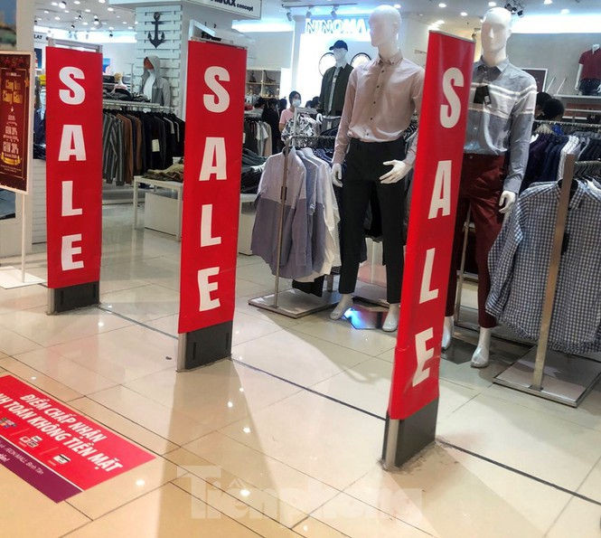 Tết dương lịch: Siêu thị 'nườm nượp' khách, trung tâm thương mại vắng người - ảnh 24