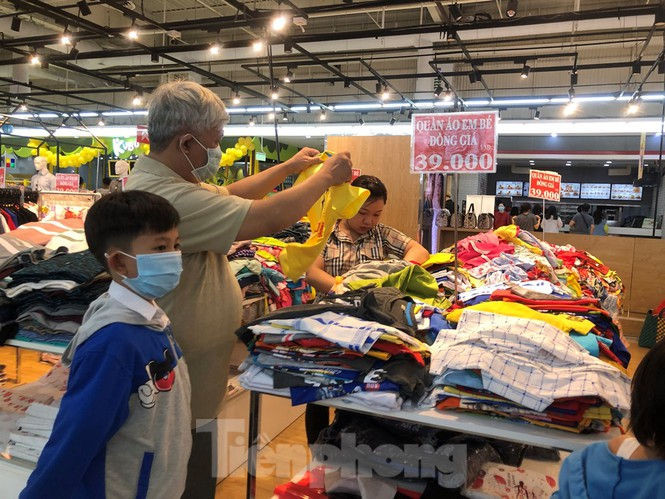 Tết dương lịch: Siêu thị 'nườm nượp' khách, trung tâm thương mại vắng người - ảnh 12