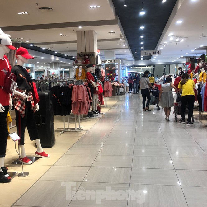Tết dương lịch: Siêu thị 'nườm nượp' khách, trung tâm thương mại vắng người - ảnh 22