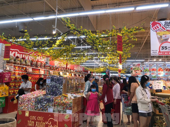 Tết dương lịch: Siêu thị 'nườm nượp' khách, trung tâm thương mại vắng người - ảnh 9