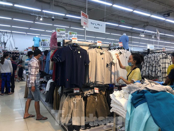 Tết dương lịch: Siêu thị 'nườm nượp' khách, trung tâm thương mại vắng người - ảnh 6