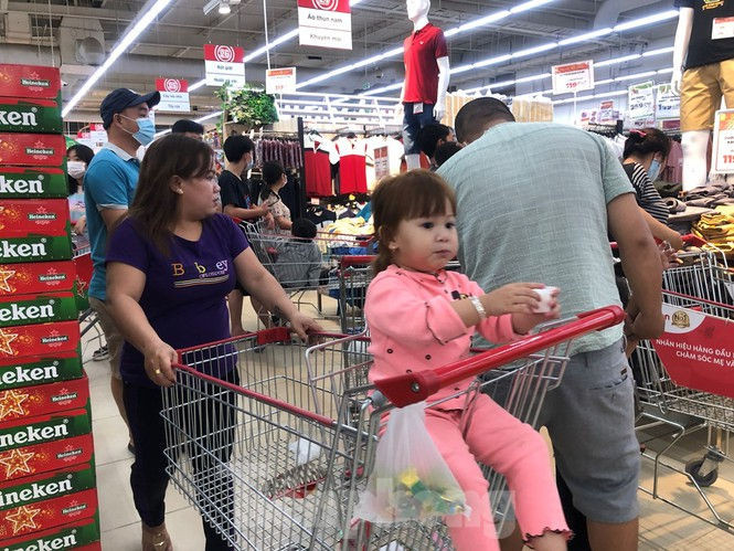 Tết dương lịch: Siêu thị 'nườm nượp' khách, trung tâm thương mại vắng người - ảnh 5