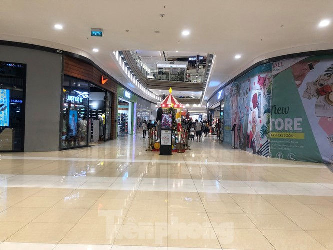 Tết dương lịch: Siêu thị 'nườm nượp' khách, trung tâm thương mại vắng người - ảnh 14