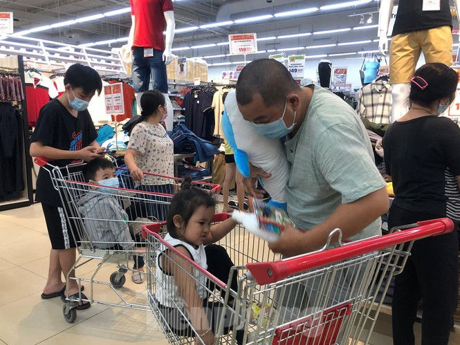 Tết dương lịch: Siêu thị 'nườm nượp' khách, trung tâm thương mại vắng người - ảnh 4