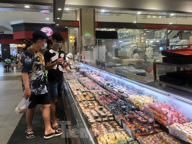 Tết dương lịch: Siêu thị 'nườm nượp' khách, trung tâm thương mại vắng người - ảnh 16