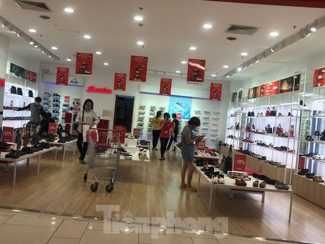 Tết dương lịch: Siêu thị 'nườm nượp' khách, trung tâm thương mại vắng người - ảnh 15