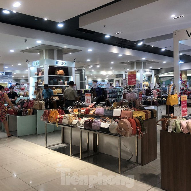 Tết dương lịch: Siêu thị 'nườm nượp' khách, trung tâm thương mại vắng người - ảnh 23