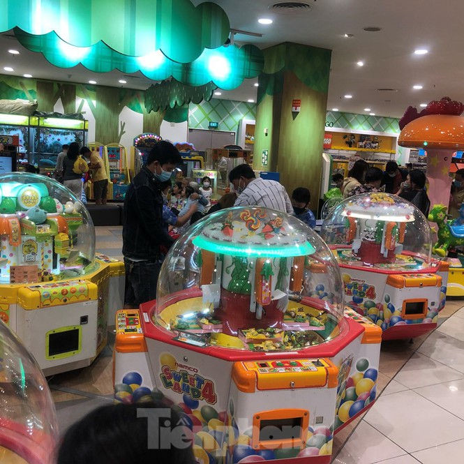 Tết dương lịch: Siêu thị 'nườm nượp' khách, trung tâm thương mại vắng người - ảnh 19