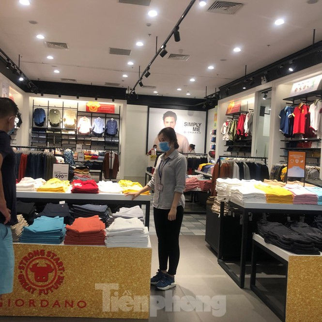 Tết dương lịch: Siêu thị 'nườm nượp' khách, trung tâm thương mại vắng người - ảnh 21